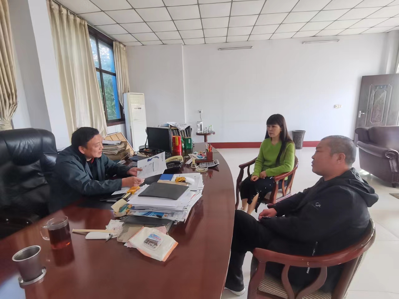 木欒司法所與公司對(duì)接，提供“點(diǎn)對(duì)點(diǎn)”、“訂單式”常態(tài)化司法精準(zhǔn)服務(wù)，助力企業(yè)發(fā)展。